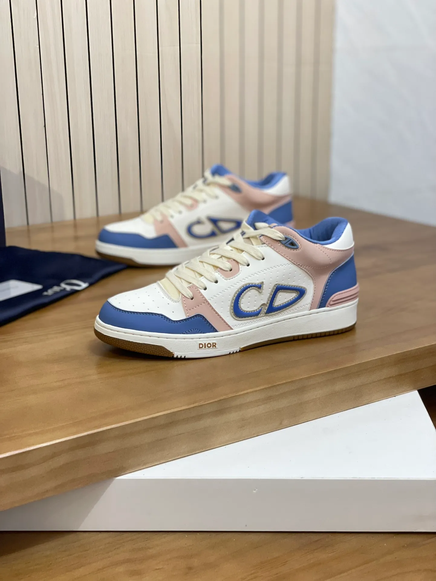 Men's shoes: 💰P440¥ Product trademark: Dior* "Dior*" high-top casual shoes Regular size: 38-44 (can be customized to 45.46) Product materials: Upper imported cowhide stitched with original fabric, breathable lining, original outsole. Number: 1006
